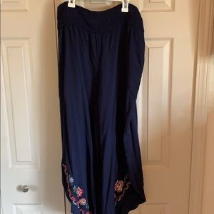 Size large navy blue floral gaucho capris